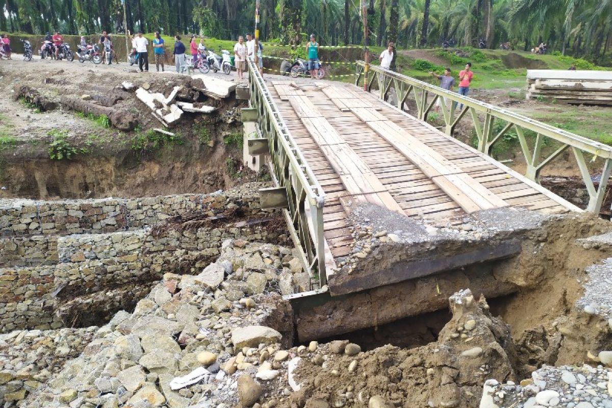 Jembatan bailey Tanah Jawa longsor, arus transportasi dialihkan