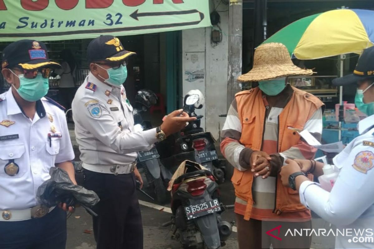 Dishub Bangkalan bagikan masker kepada tukang parkir