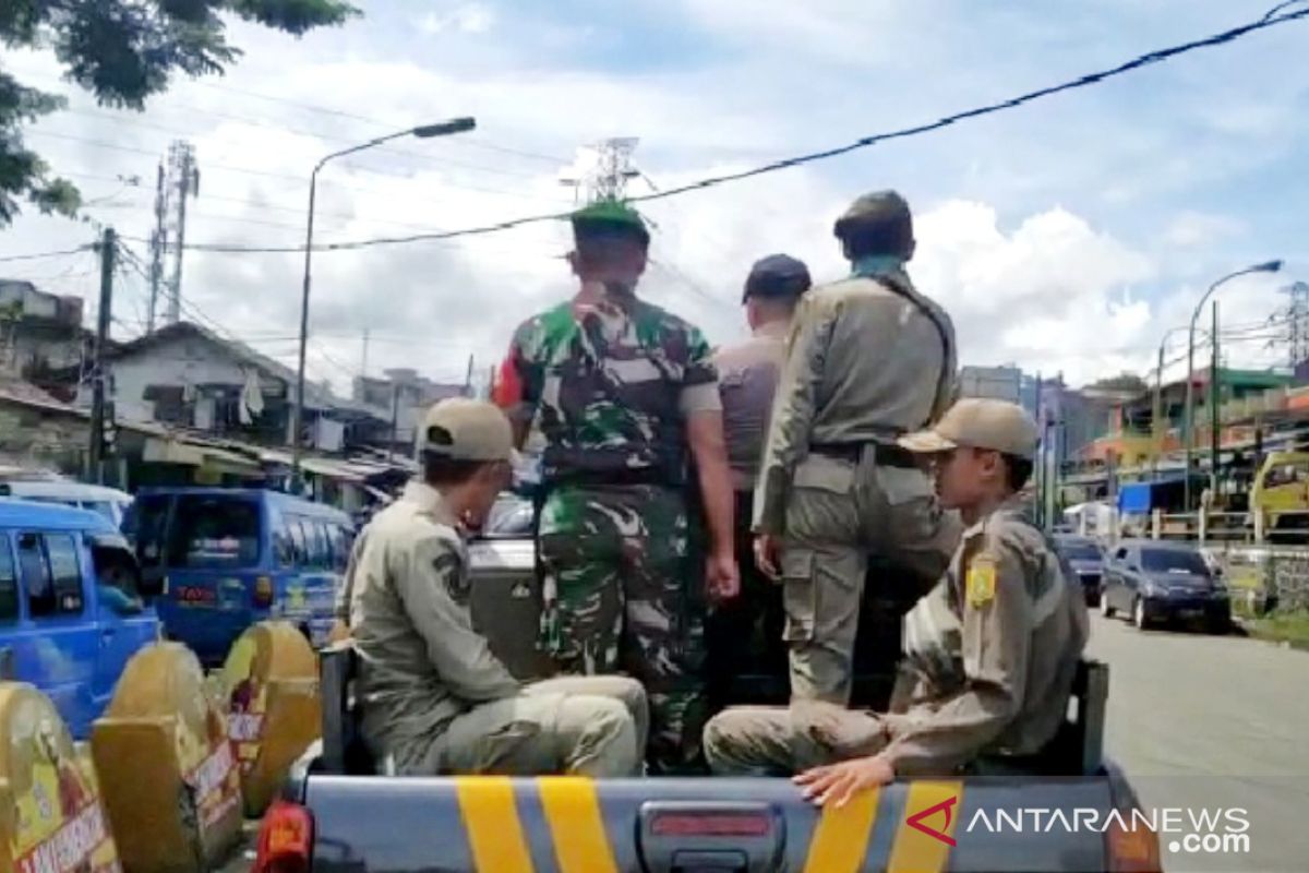 Satpol PP di Bogor keliling kota putarkan rekaman bupati soal COVID-19