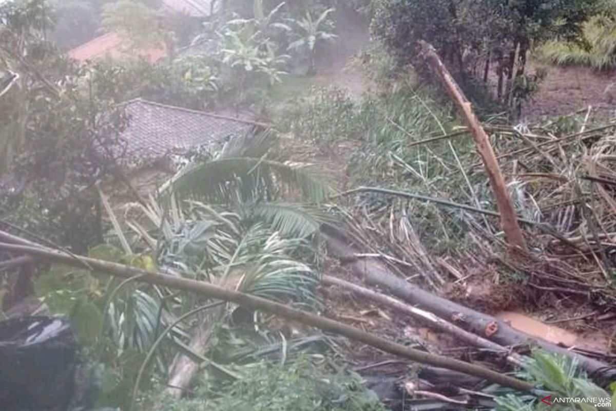 Dua rumah tertimbun dan belasan lainnya rusak di Cianjur akibat longsor