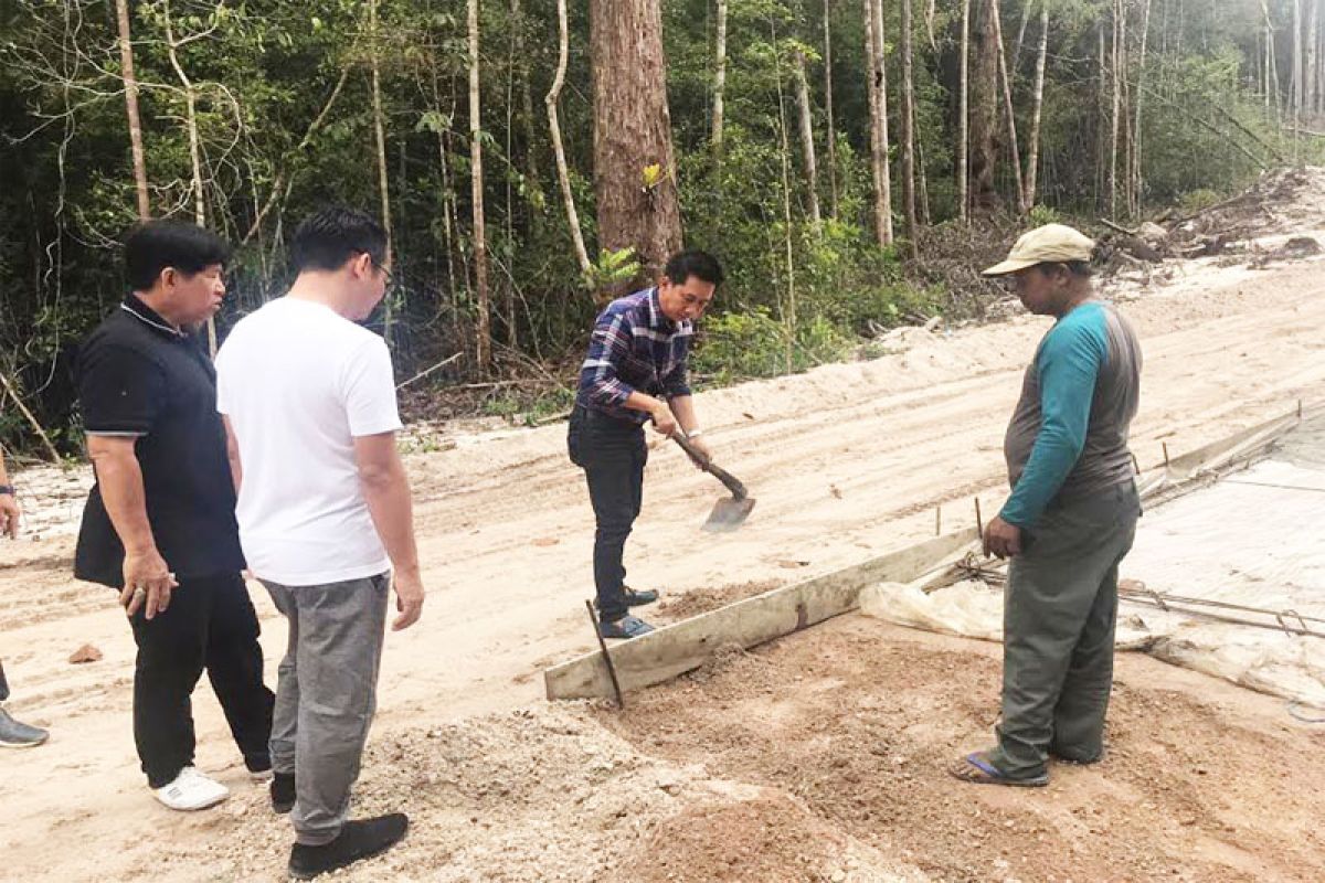 Jalan tembus Lemo - Palangka Raya  sudah dibeton 70 persen