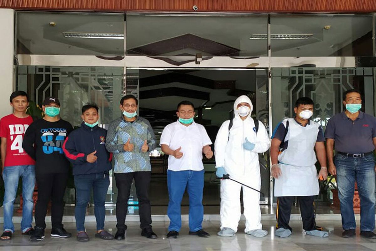 Gedung disemprot disinfektan, ini pesan Ketua DPRD Kalteng cegah corona