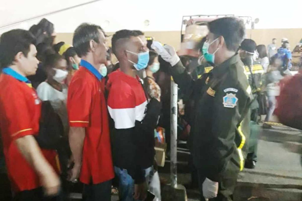 Cegah corona, polisi perketat pemeriksaan penumpang di pelabuhan laut Jayapura