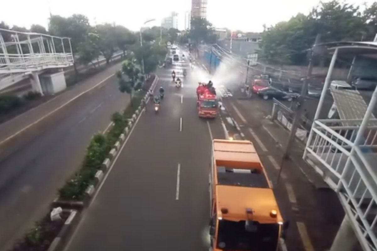 Badan jalan hingga halte bus di Jakarta Timur disemprot disinfektan