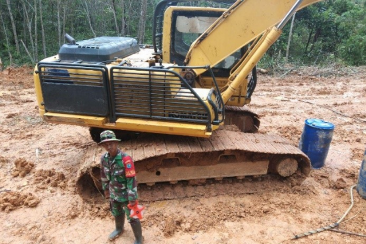 Prajurit TMMD ikut cek kesiapan alat berat