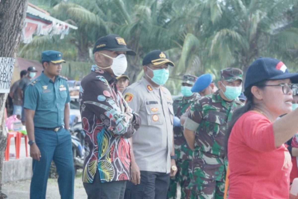 Warga  Jayapura apresiasi Kapolres, Dandim, Wali Kota bagi-bagi masker cegah corona