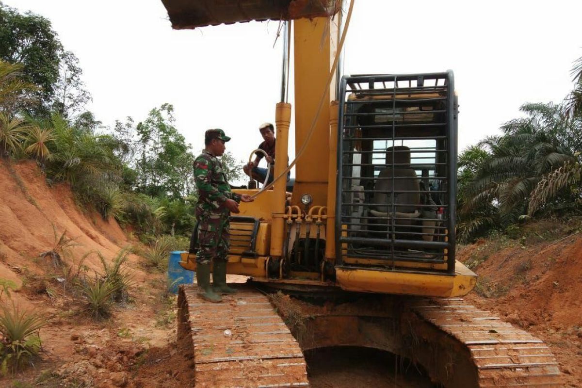 Laksanakan peningkatan jalan, alat berat dikerahkan