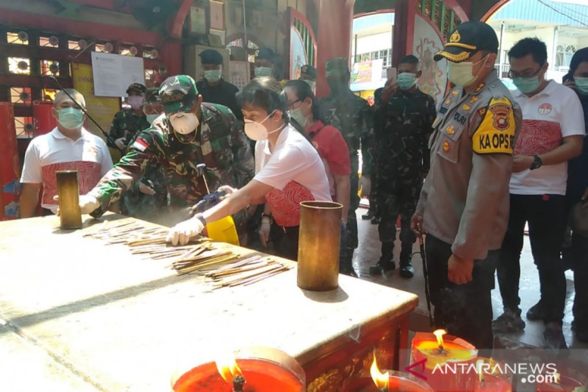 Perhakin-TNI/Polri semprot disinfektan sarana publik di Kota Singkawang