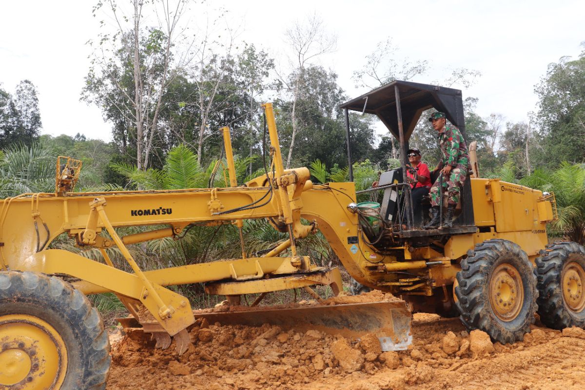 Awasi pekerjaan alat berat, ini dilakukan Praka Koharudin