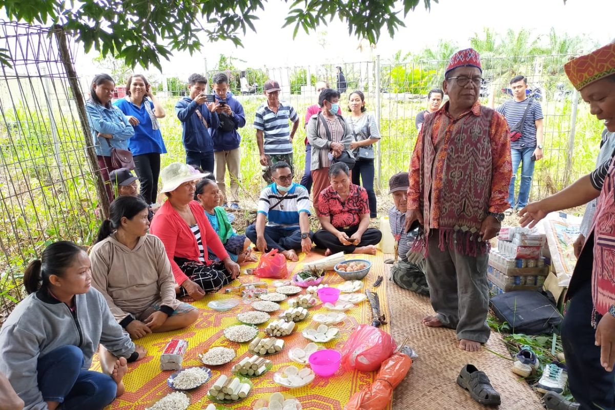 Suku Dayak Iban di batas negeri gelar ritual adat terkait COVID - 19