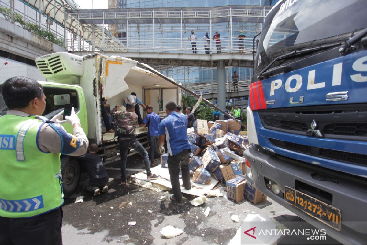 Kecelakaan terjadi libatkan lima truk di tol dalam kota Jakarta