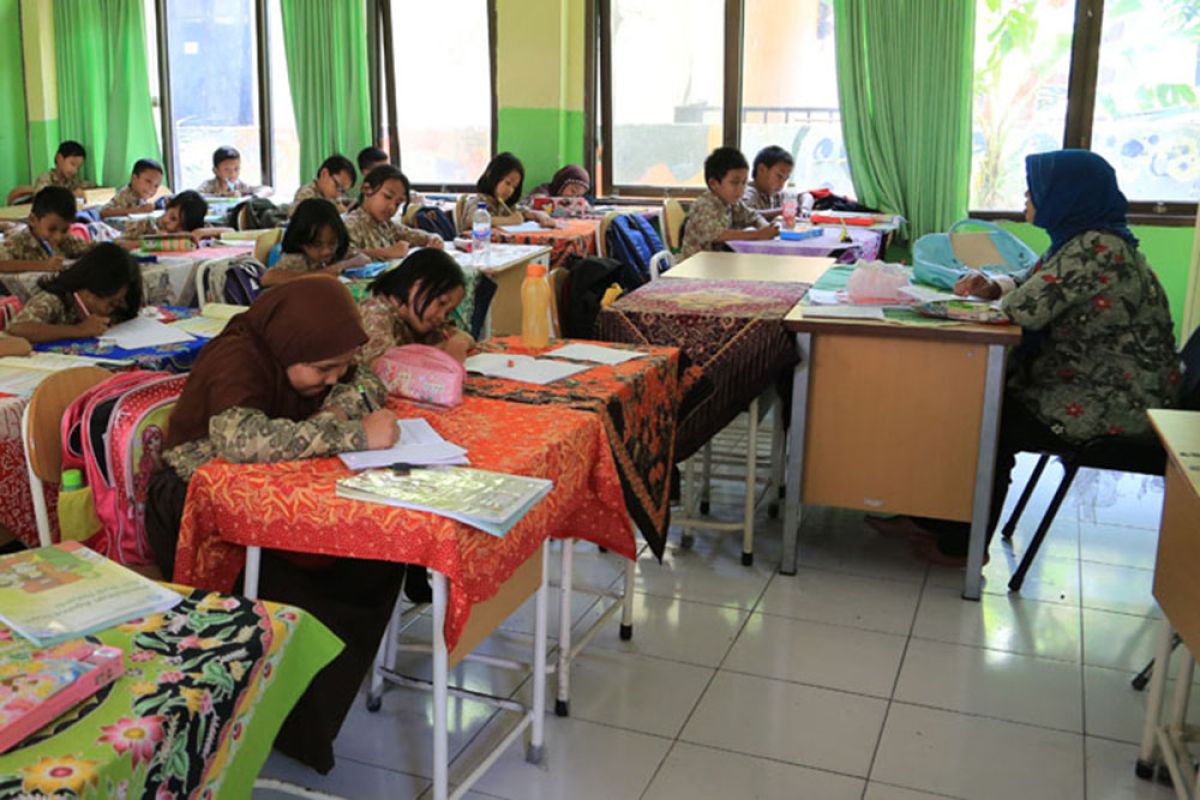 Guru di Surabaya minta  mengajar dari rumah akibat dampak COVID-19