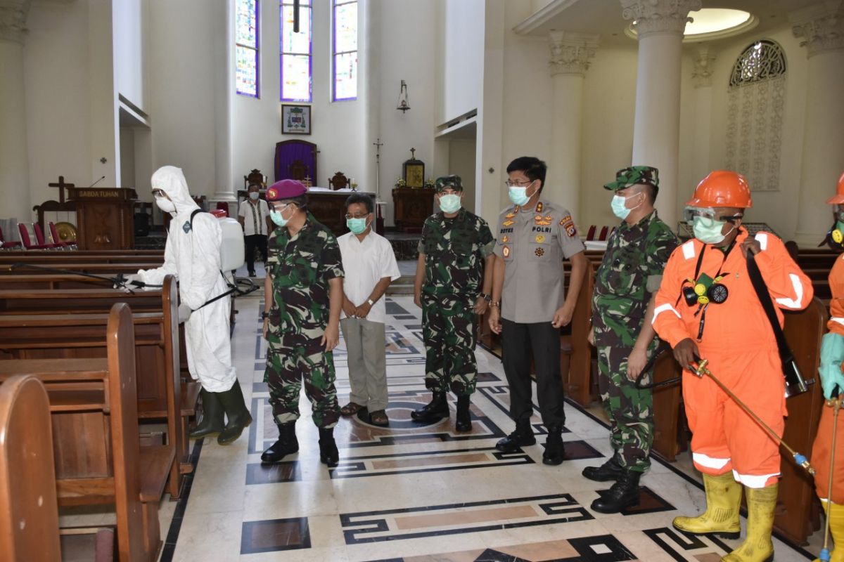 TNI-Polri di Sulawesi Utara lakukan penyemprotan disinfektan