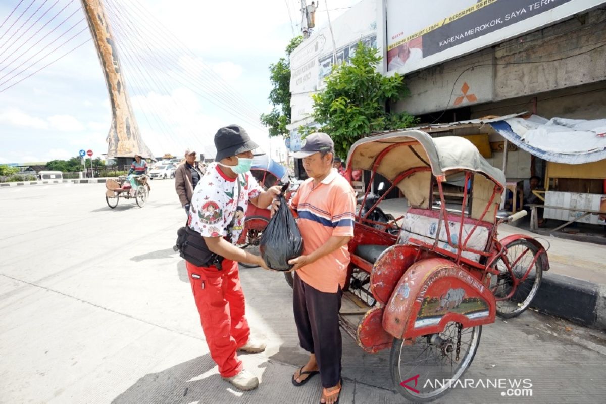 Relawan Gibran bagikan sembako untuk warga terdampak COVID-19