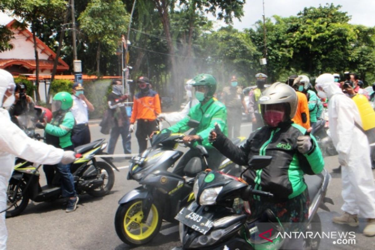 Kendaraan ojek "online" di Denpasar disemprot disinfektan