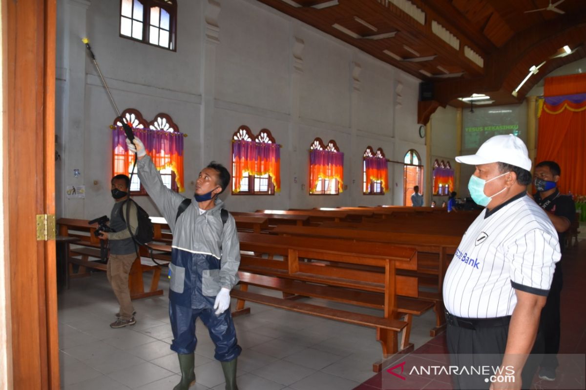 Wali Kota Sibolga pimpin penyemprotan disinfektan di seluruh gereja