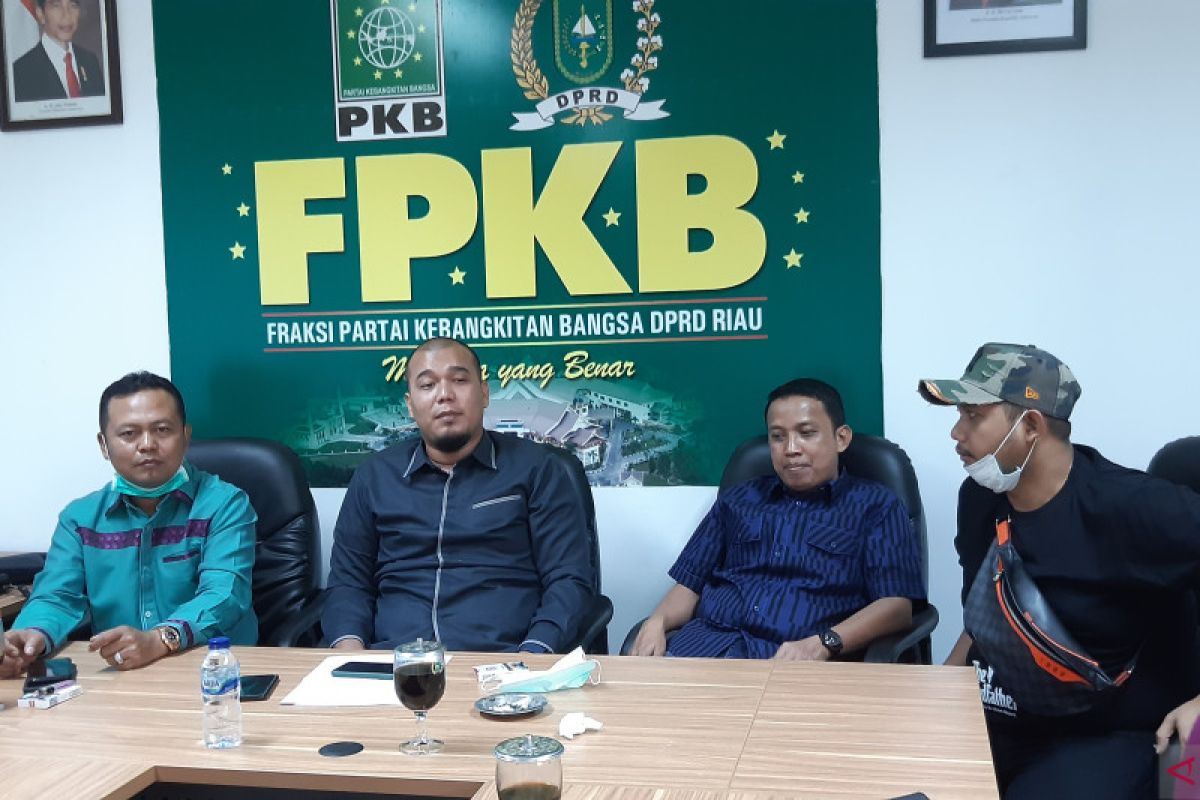 Semprotkan disinfektan secara massal, Fraksi PKB DPRD Riau nyatakan perangi corona
