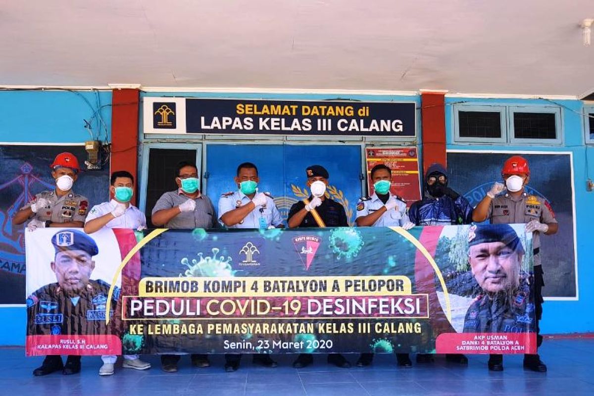 Personel Brimob desinfektan Lapas Calang Aceh Jaya