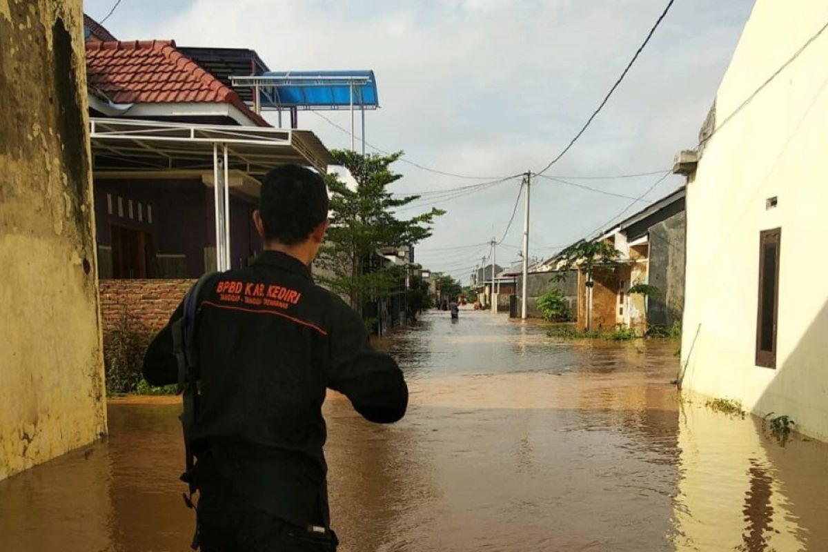 Tanggul sungai jebol, puluhan rumah di Kediri kebanjiran