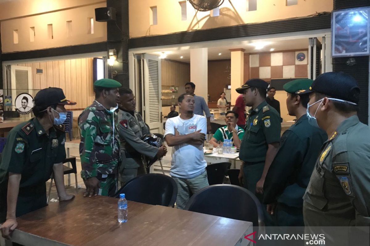 Warkop dan Cafe di Banda Aceh mulai didatangi petugas untuk ditutup