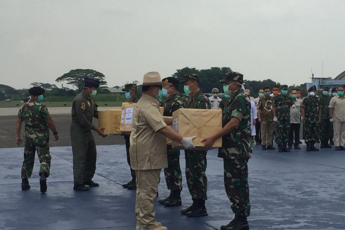 Sekitar 8 ton alat kesehatan dan APD asal China tiba di Indonesia, diterima Menhan Prabowo