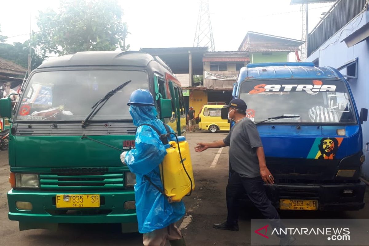 Dishub Sukabumi lakukan penyemprotan disinfektan ke angkutan umum