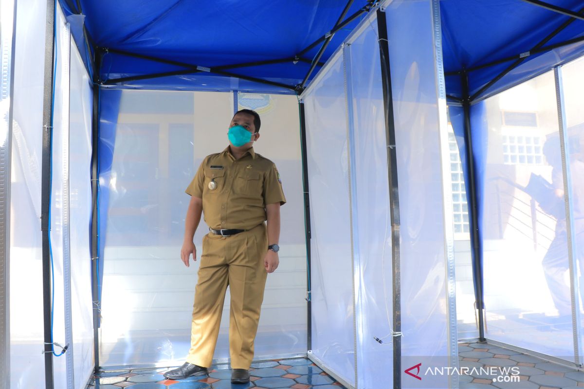 Pemkot Tangerang uji coba bilik disinfektan memutus penyebaran COVID-19