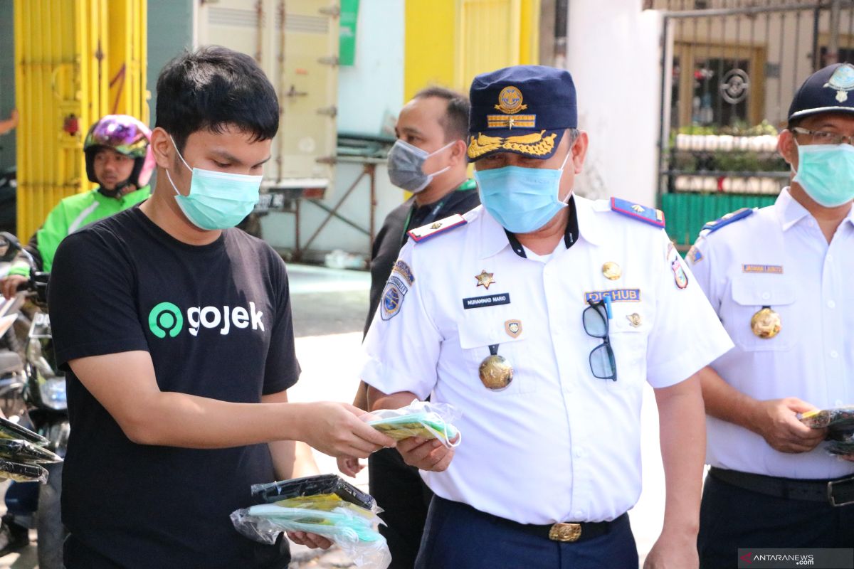 Dishub Kota Makassar bersama Gojek bagikan 1.000 masker