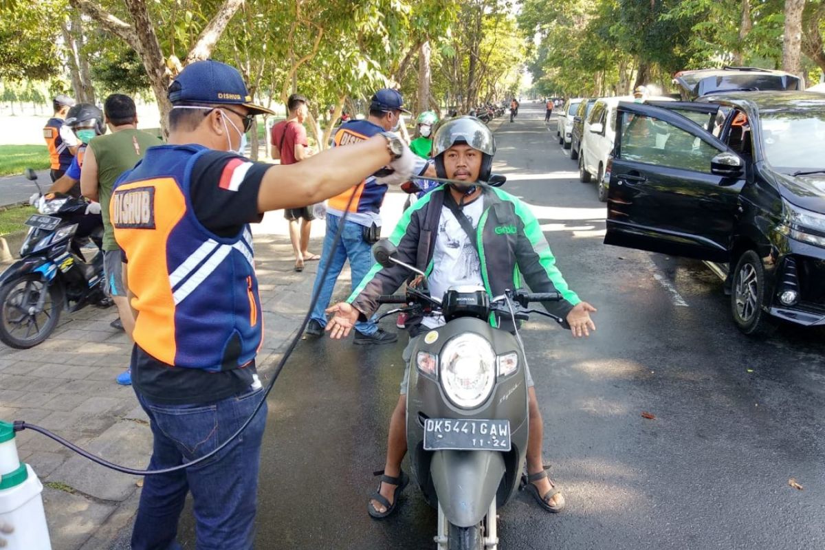 Kendaraan ojek "online" pun disemprot disinfektan