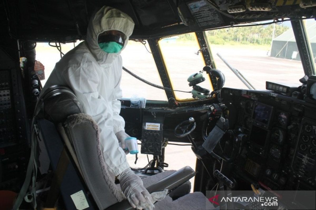 Pesawat Hercules C130 TNI-AU setelah angkut alkes dari Shanghai disemprot disinfektan