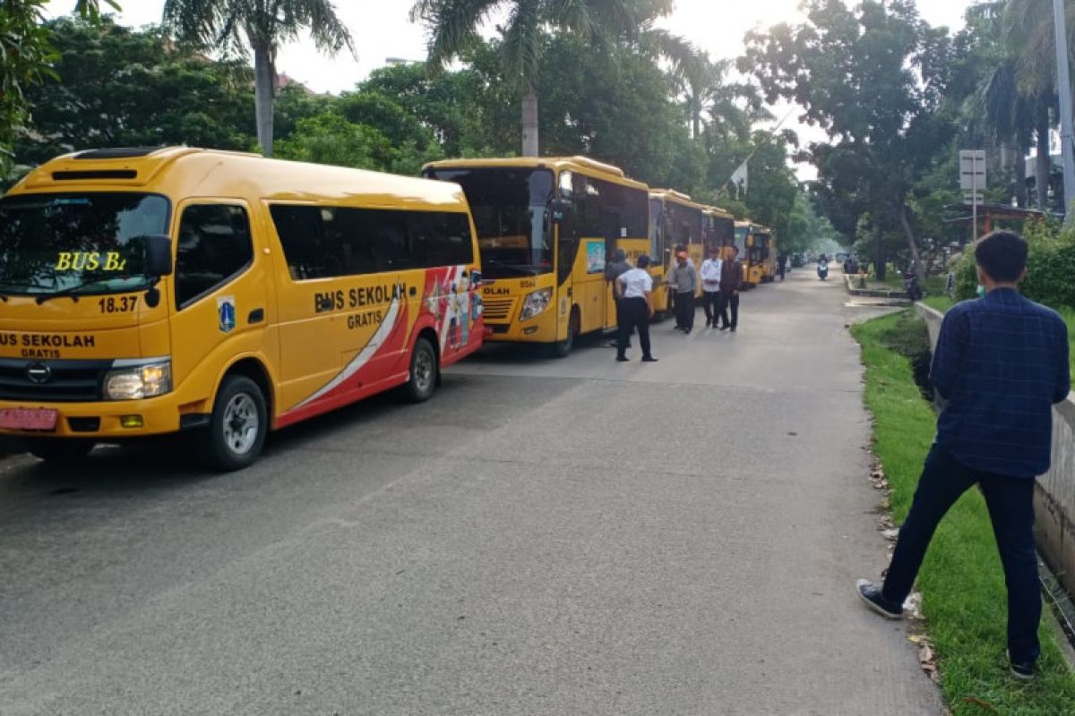 30 Bus Sekolah beroperasi perdana jadi transportasi tenaga medis