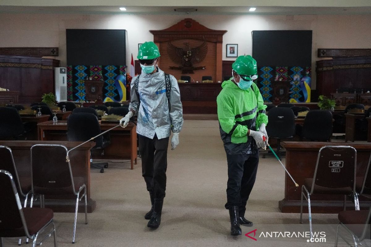 Kantor DPRD NTB disemprot cairan disinfektan mencegah COVID-19