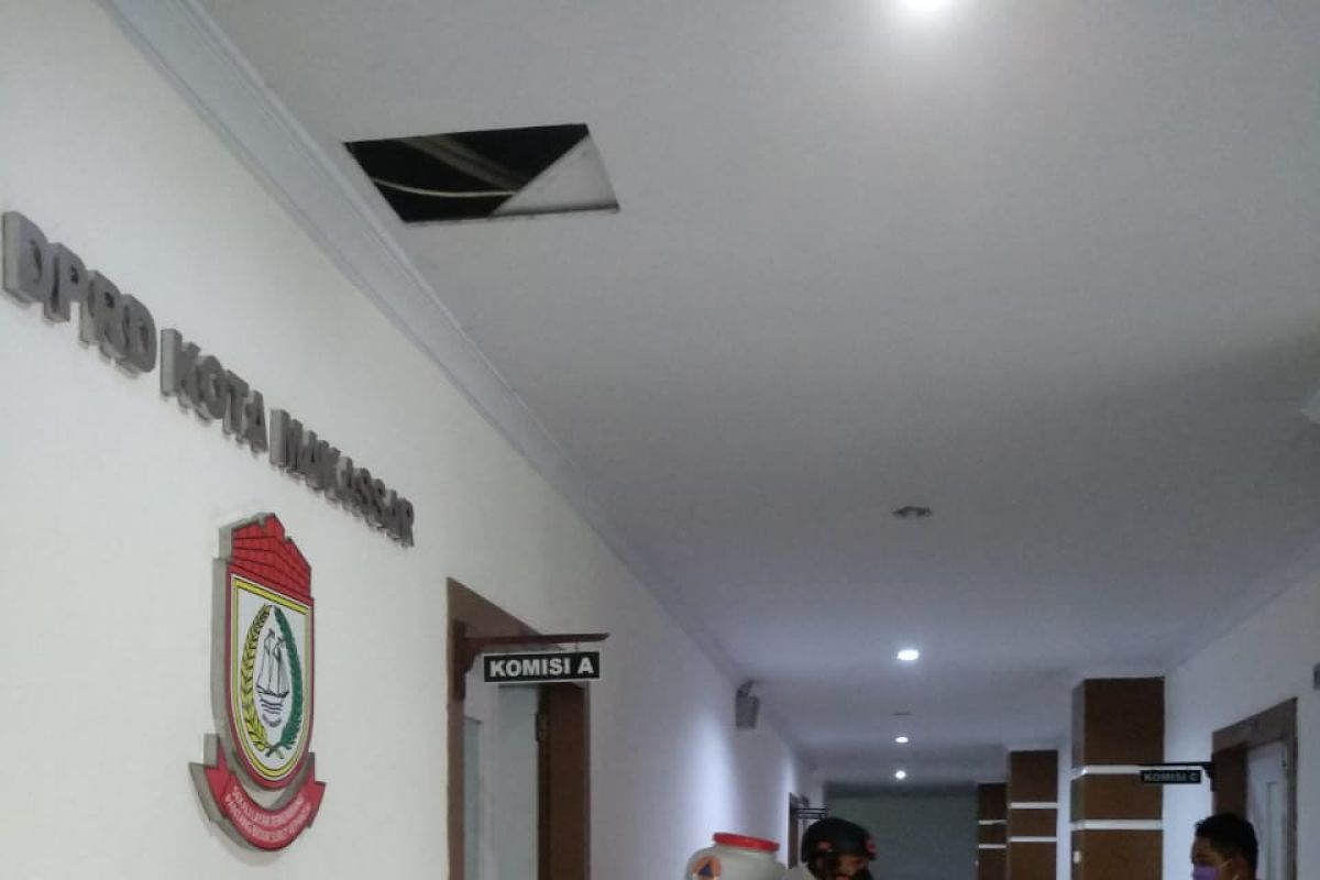 BPBD semprot disinfektan di area gedung DPRD Makassar