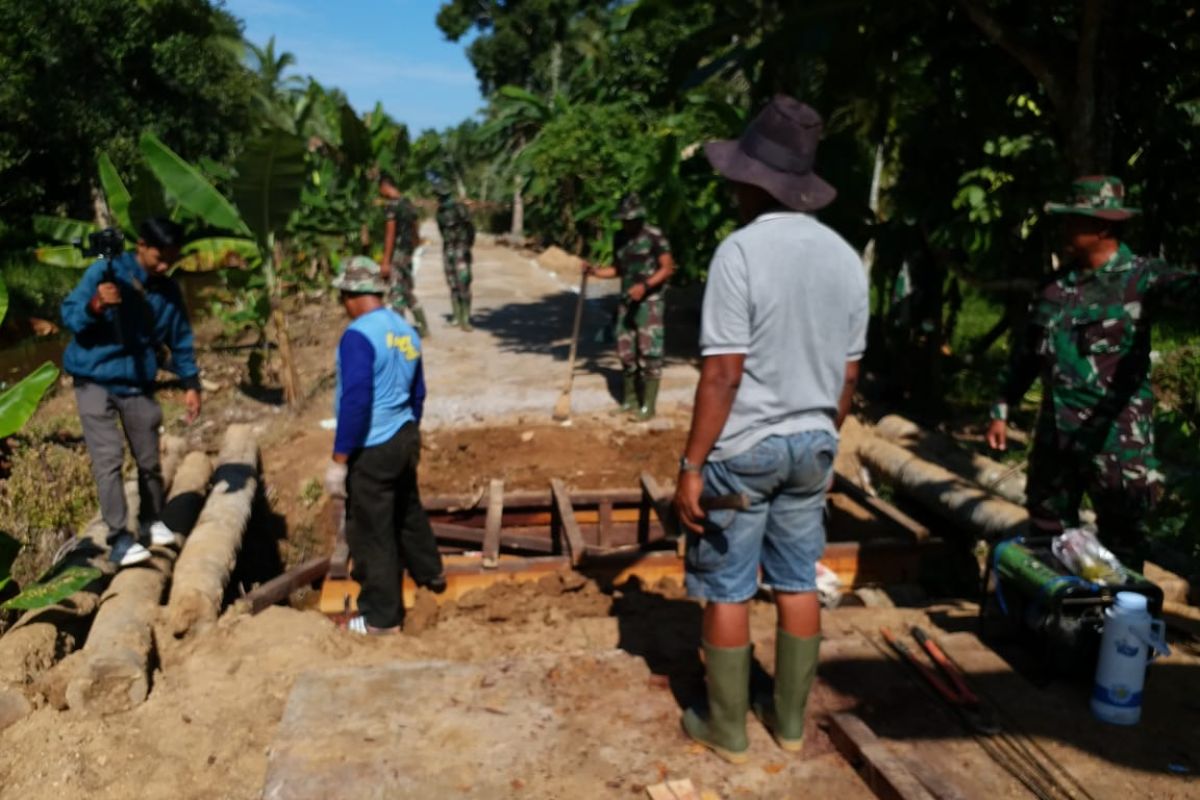 TMMD ke-107 bangun  jalan beton di Sungai Kakap