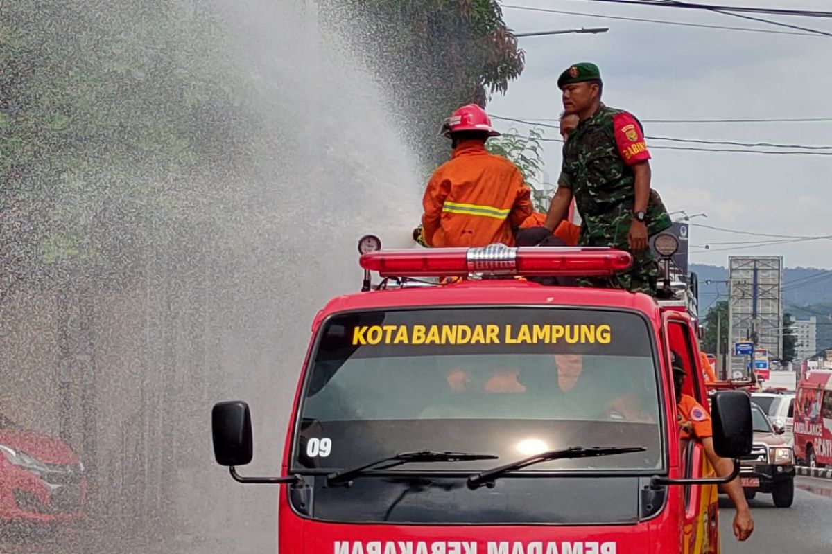 Cegah penyebaran COVID-19, Pemkot Bandarlampung lakukan penyemprotan jalan protokol