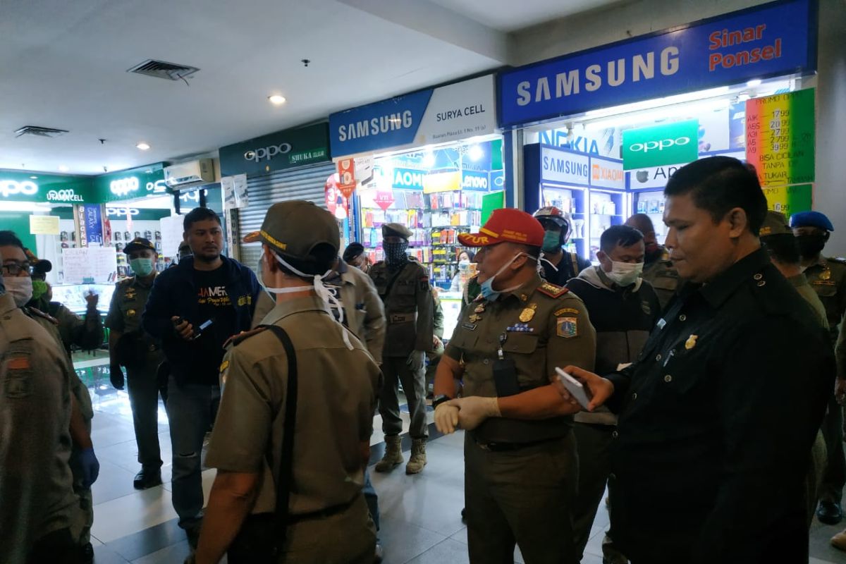 Satpol PP Jaktim tutup tempat hiburan yang masih buka