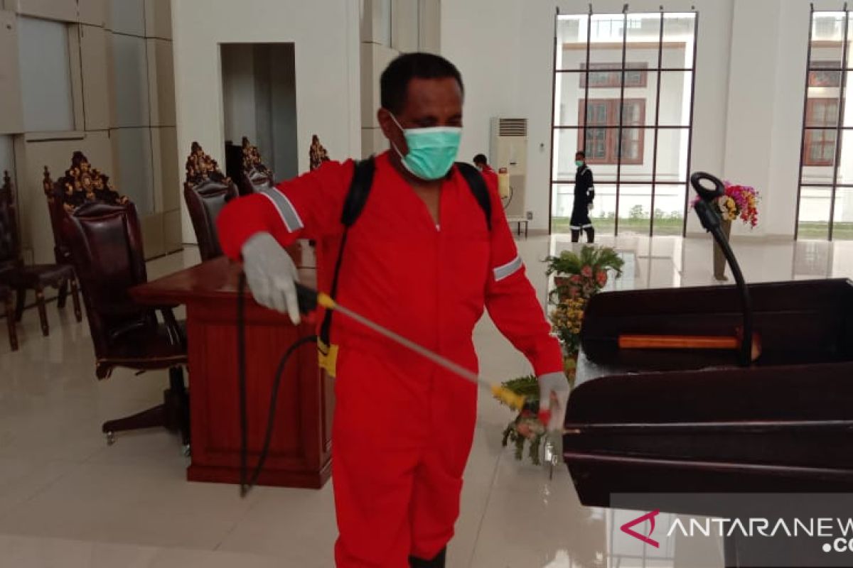 Satgas COVID-19 Malra semprot perkantoran bupati dengan disinfektan