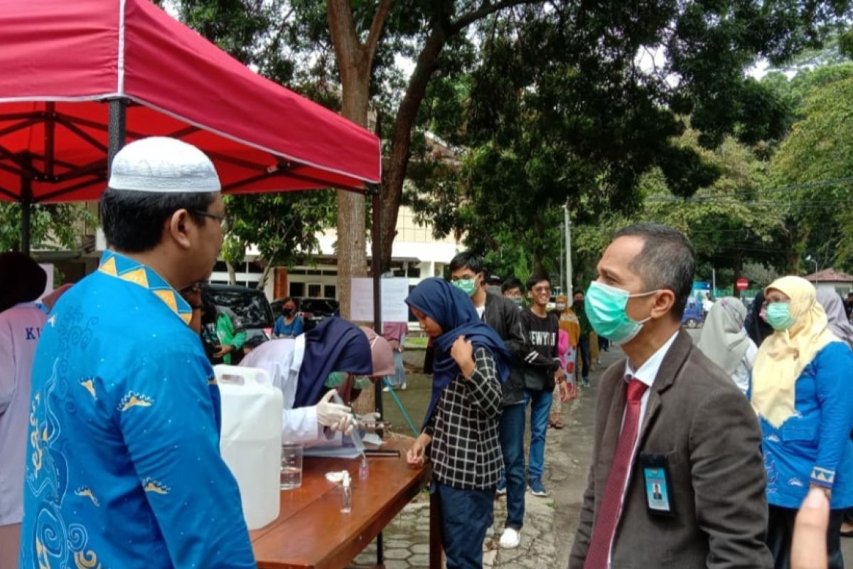 Cegah COVID-19, FMIPA Unila bagikan hand sanitizer