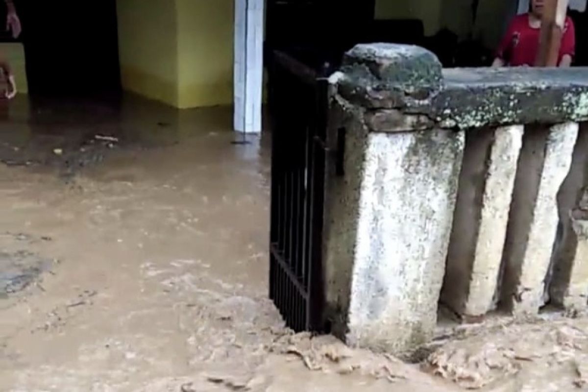 Banjir setinggi lutut rendam belasan rumah di Sumbawa Barat