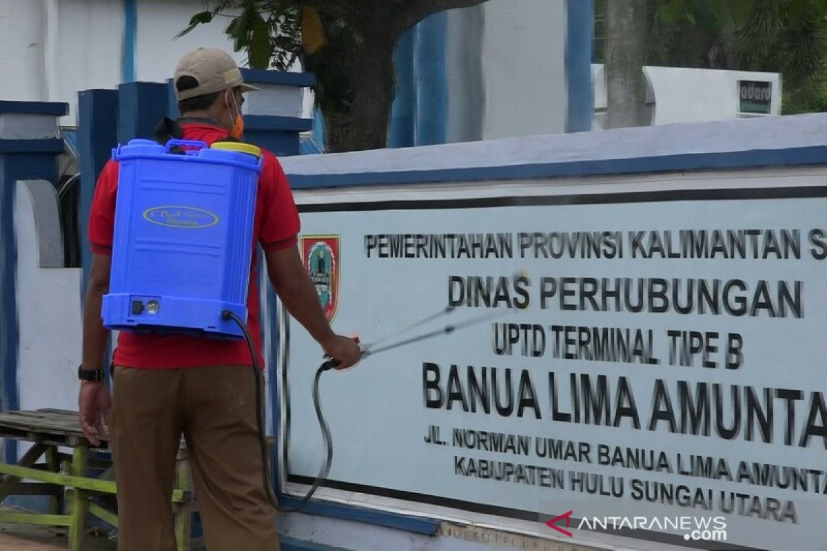 Satgas lakukan penyemprotan fasilitas umum