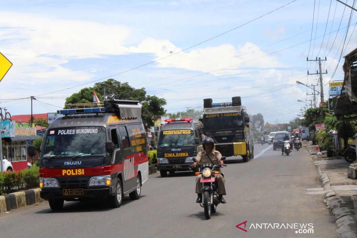 Polisi semprotkan 3.000 liter disinfektan di Mukomuko