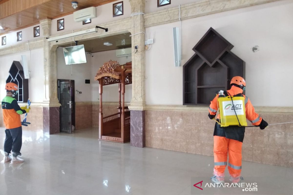 IDI dan ACT Riau bantu semprot disinfektan ke masjid-masjid antisipasi COVID-19