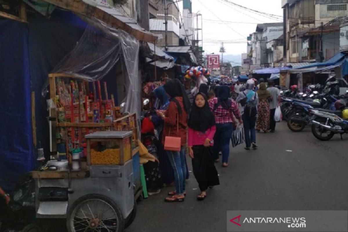 Aktivitas warga di pusat perdagangan Kota Sukabumi mulai berkurang