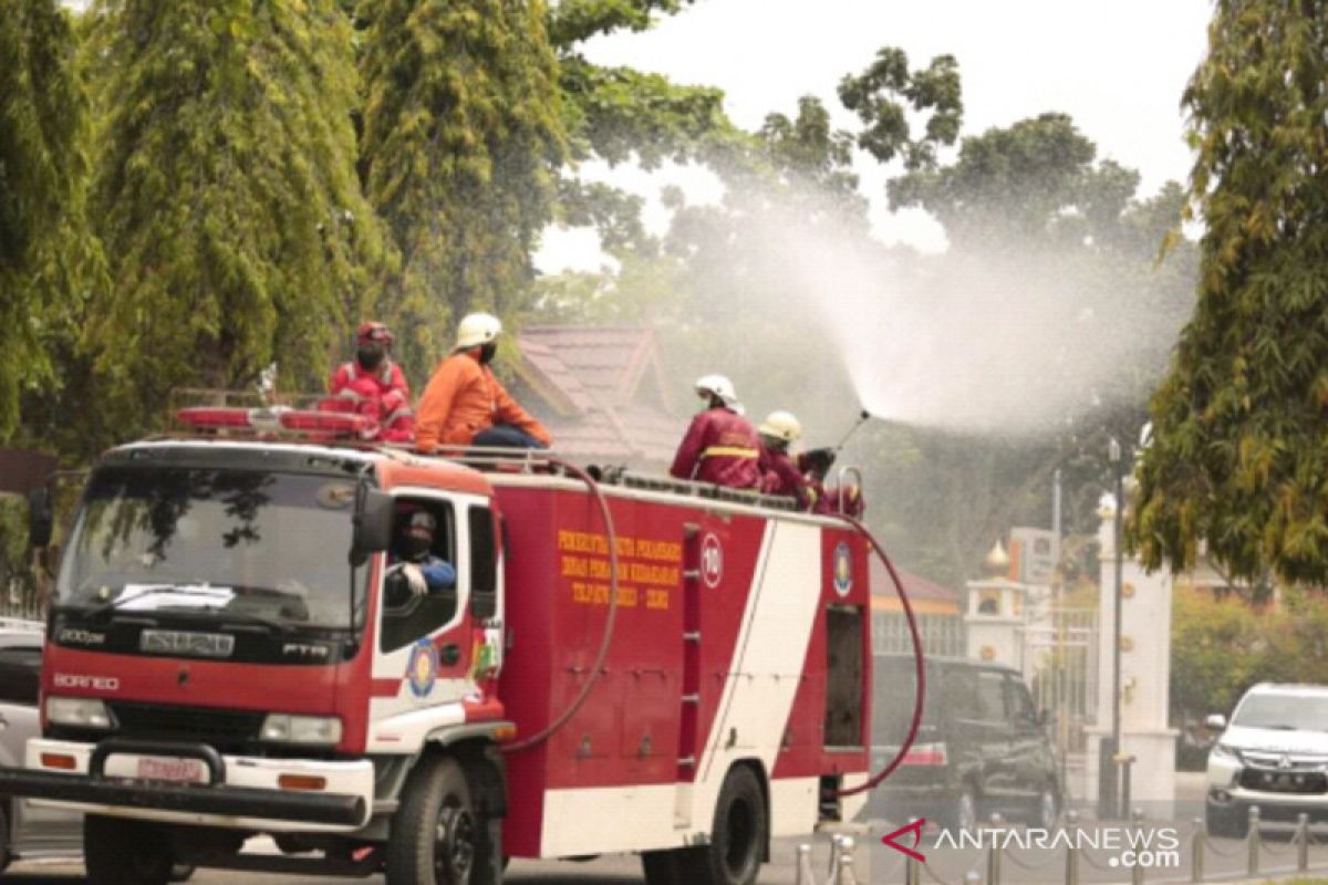 Pekanbaru kerahkan tujuh mobil Damkar semprot disinfektan, begini penjelasannya