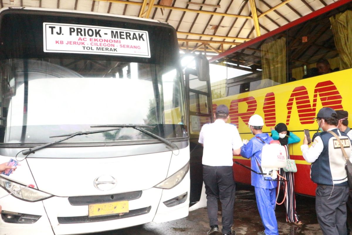 Cegah penyebaran COVID-19,  Terminal Bus Pakupatan disemprot disinfektan