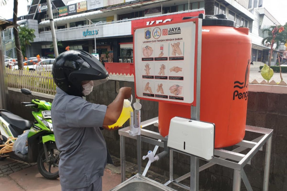 Kawasan Halte Ratu Plaza dilengkapi "wastafel portabel"