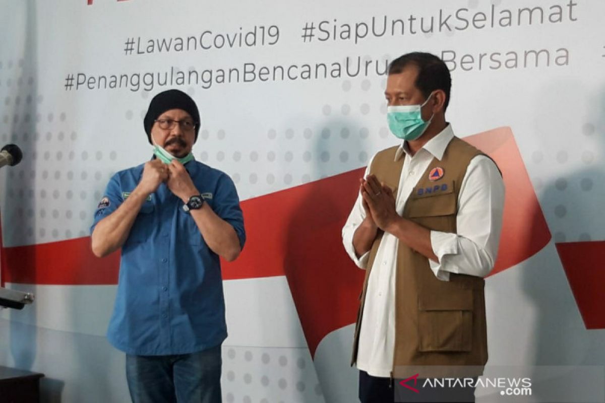 Andy F Noya serahkan bantuan Rp5,2 miliar bantu tangani COVID-19