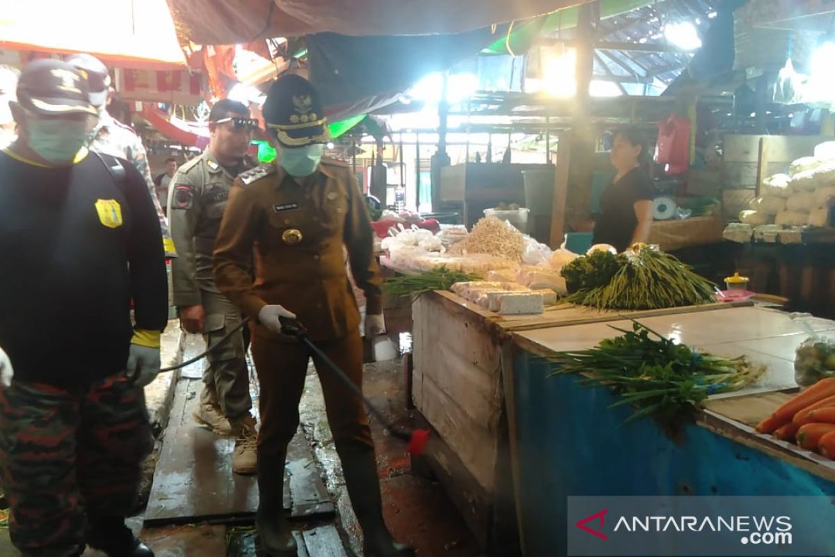 Pasar Turi dan Beringin Singkawang di semprot desinfektan