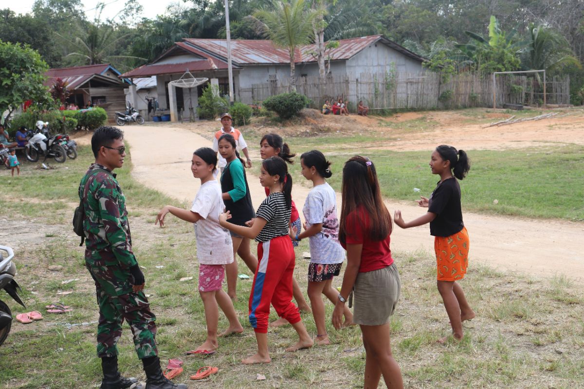 Prajurit TMMD semangati anak-anak latihan menari