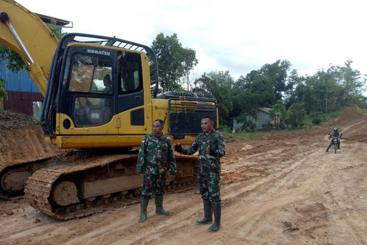 Dandim Sanggau tinjau progres pengerjaan buka badan jalan